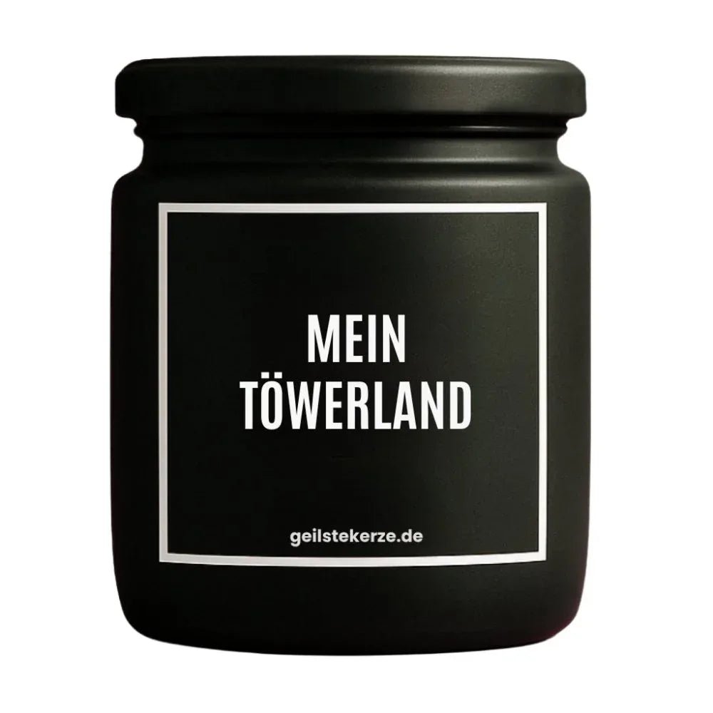 Duftkerze mit Spruch von geilstekerze ist der neue Geschenketrend. Diese witzige Kerze Vegane Bio-Kerze mit Spruch – MEIN TÖWERLAND brennt mega lange sagenhafte 80 Stunde, hochwertige ätherische Öle schaffen beste Duftverteilung. Mit 1400 lustigen Sprüchen perfekt zum Verschenken. Handgemacht in Deutschland von geilstekerze.de -Die beste Duftkerze die du kaufen kannst.