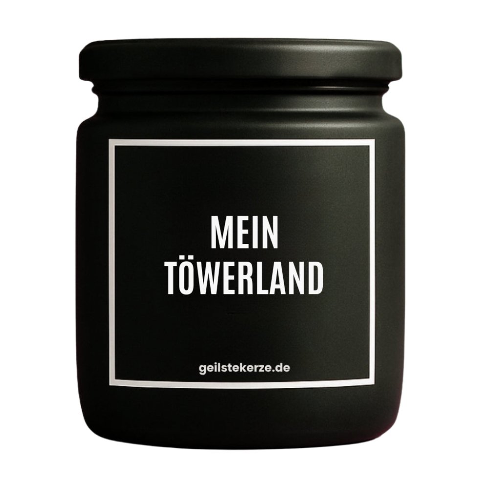 Duftkerze mit Spruch von geilstekerze ist der neue Geschenketrend. Diese witzige Kerze Vegane Bio-Kerze mit Spruch – MEIN TÖWERLAND brennt mega lange sagenhafte 80 Stunde, hochwertige ätherische Öle schaffen beste Duftverteilung. Mit 1400 lustigen Sprüchen perfekt zum Verschenken. Handgemacht in Deutschland von geilstekerze.de -Die beste Duftkerze die du kaufen kannst.