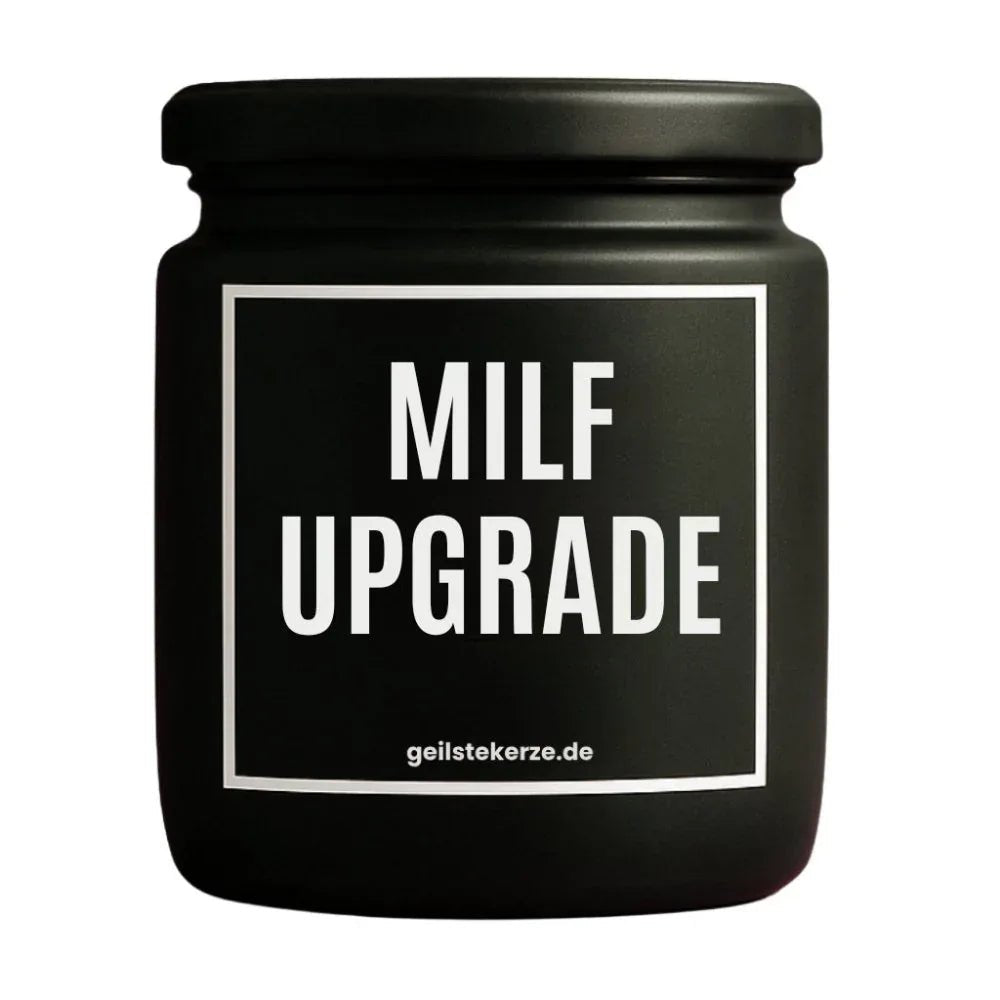 Duftkerze mit Spruch von geilstekerze ist der neue Geschenketrend. Diese witzige Kerze Vegane Bio-Kerze mit Spruch – MILF UPGRADE brennt mega lange sagenhafte 80 Stunde, hochwertige ätherische Öle schaffen beste Duftverteilung. Mit 1400 lustigen Sprüchen perfekt zum Verschenken. Handgemacht in Deutschland von geilstekerze.de -Die beste Duftkerze die du kaufen kannst.