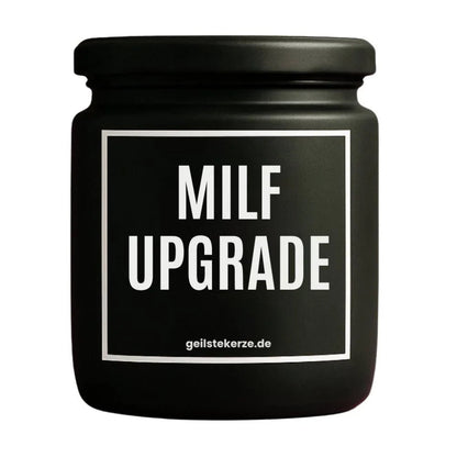 Duftkerze mit Spruch von geilstekerze ist der neue Geschenketrend. Diese witzige Kerze Vegane Bio-Kerze mit Spruch – MILF UPGRADE brennt mega lange sagenhafte 80 Stunde, hochwertige ätherische Öle schaffen beste Duftverteilung. Mit 1400 lustigen Sprüchen perfekt zum Verschenken. Handgemacht in Deutschland von geilstekerze.de -Die beste Duftkerze die du kaufen kannst.