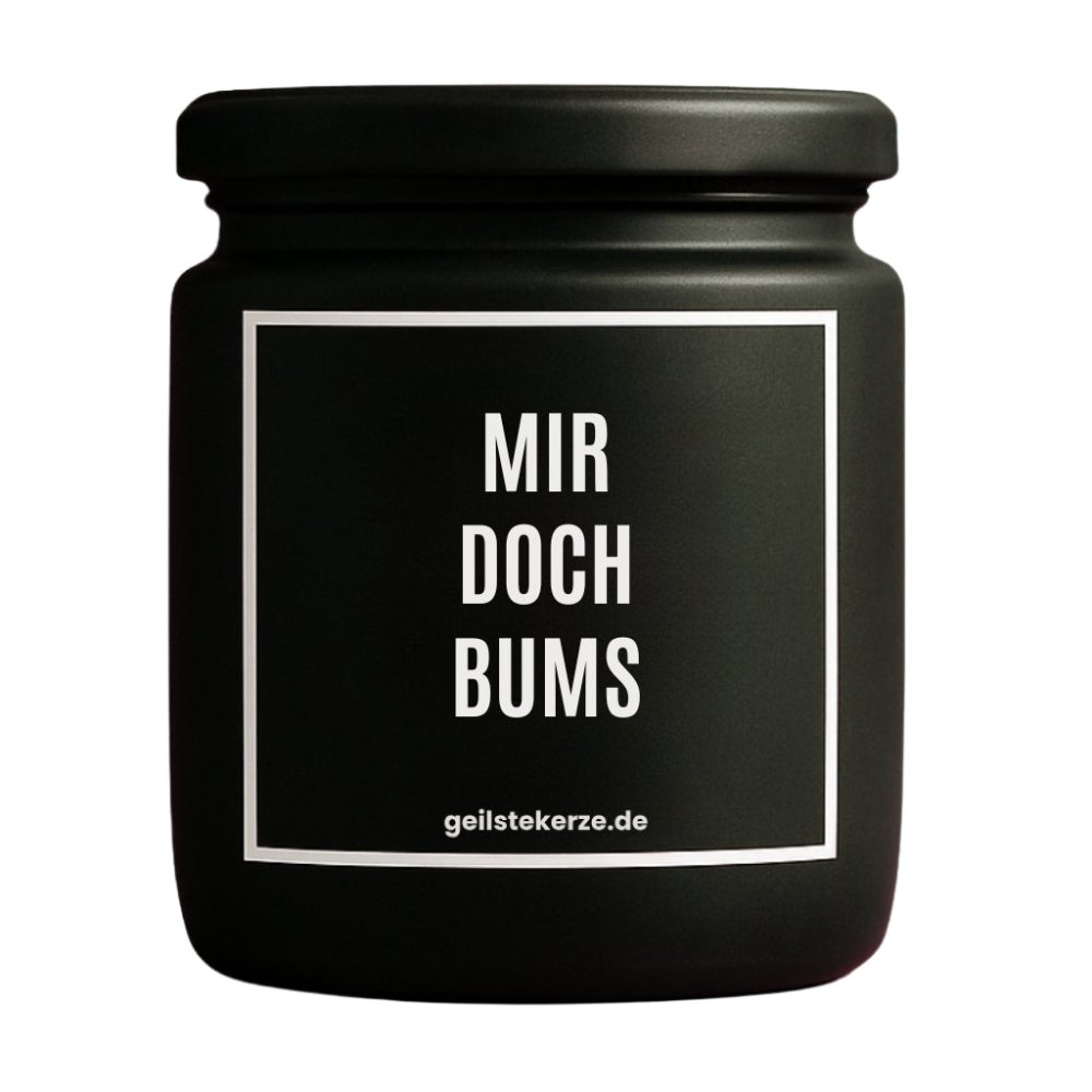 Duftkerze mit Spruch von geilstekerze ist der neue Geschenketrend. Diese witzige Kerze Vegane Bio-Kerze mit Spruch – MIR DOCH BUMS brennt mega lange sagenhafte 80 Stunde, hochwertige ätherische Öle schaffen beste Duftverteilung. Mit 1400 lustigen Sprüchen perfekt zum Verschenken. Handgemacht in Deutschland von geilstekerze.de -Die beste Duftkerze die du kaufen kannst.