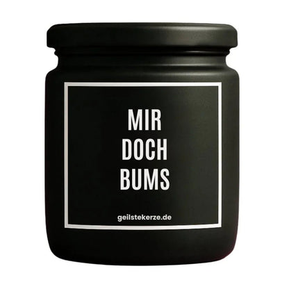 Duftkerze mit Spruch von geilstekerze ist der neue Geschenketrend. Diese witzige Kerze Vegane Bio-Kerze mit Spruch – MIR DOCH BUMS brennt mega lange sagenhafte 80 Stunde, hochwertige ätherische Öle schaffen beste Duftverteilung. Mit 1400 lustigen Sprüchen perfekt zum Verschenken. Handgemacht in Deutschland von geilstekerze.de -Die beste Duftkerze die du kaufen kannst.