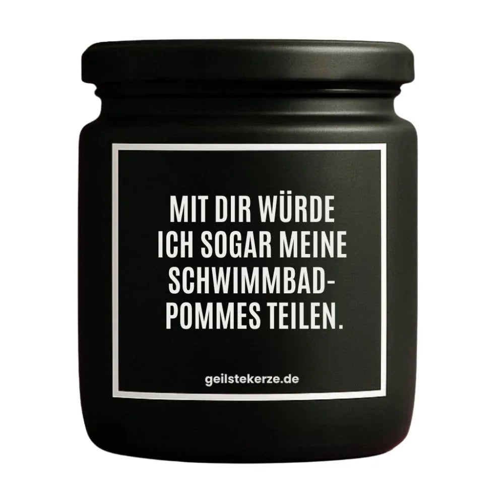 Vegane Bio-Kerze mit Spruch – MIT DIR WÜRDE ICH SOGAR MEINE SCHWIMMBAD-POMMES TEILEN