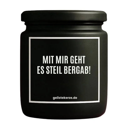 Duftkerze mit Spruch von geilstekerze ist der neue Geschenketrend. Diese witzige Kerze Vegane Bio-Kerze mit Spruch – MIT MIR GEHT ES STEIL BERGAB! brennt mega lange sagenhafte 80 Stunde, hochwertige ätherische Öle schaffen beste Duftverteilung. Mit 1400 lustigen Sprüchen perfekt zum Verschenken. Handgemacht in Deutschland von geilstekerze.de -Die beste Duftkerze die du kaufen kannst.