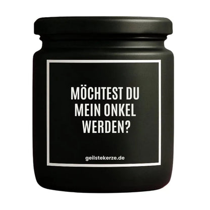 Duftkerze mit Spruch von geilstekerze ist der neue Geschenketrend. Diese witzige Kerze Vegane Bio-Kerze mit Spruch – MÖCHTEST DU MEIN ONKEL WERDEN? brennt mega lange sagenhafte 80 Stunde, hochwertige ätherische Öle schaffen beste Duftverteilung. Mit 1400 lustigen Sprüchen perfekt zum Verschenken. Handgemacht in Deutschland von geilstekerze.de -Die beste Duftkerze die du kaufen kannst.