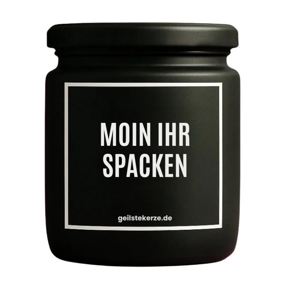 Duftkerze mit Spruch von geilstekerze ist der neue Geschenketrend. Diese witzige Kerze Vegane Bio-Kerze mit Spruch – MOIN IHR SPACKEN brennt mega lange sagenhafte 80 Stunde, hochwertige ätherische Öle schaffen beste Duftverteilung. Mit 1400 lustigen Sprüchen perfekt zum Verschenken. Handgemacht in Deutschland von geilstekerze.de -Die beste Duftkerze die du kaufen kannst.