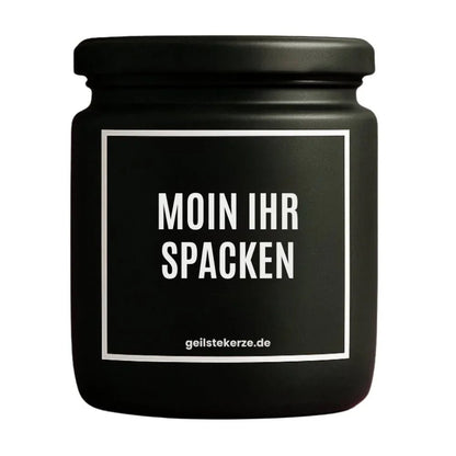 Duftkerze mit Spruch von geilstekerze ist der neue Geschenketrend. Diese witzige Kerze Vegane Bio-Kerze mit Spruch – MOIN IHR SPACKEN brennt mega lange sagenhafte 80 Stunde, hochwertige ätherische Öle schaffen beste Duftverteilung. Mit 1400 lustigen Sprüchen perfekt zum Verschenken. Handgemacht in Deutschland von geilstekerze.de -Die beste Duftkerze die du kaufen kannst.