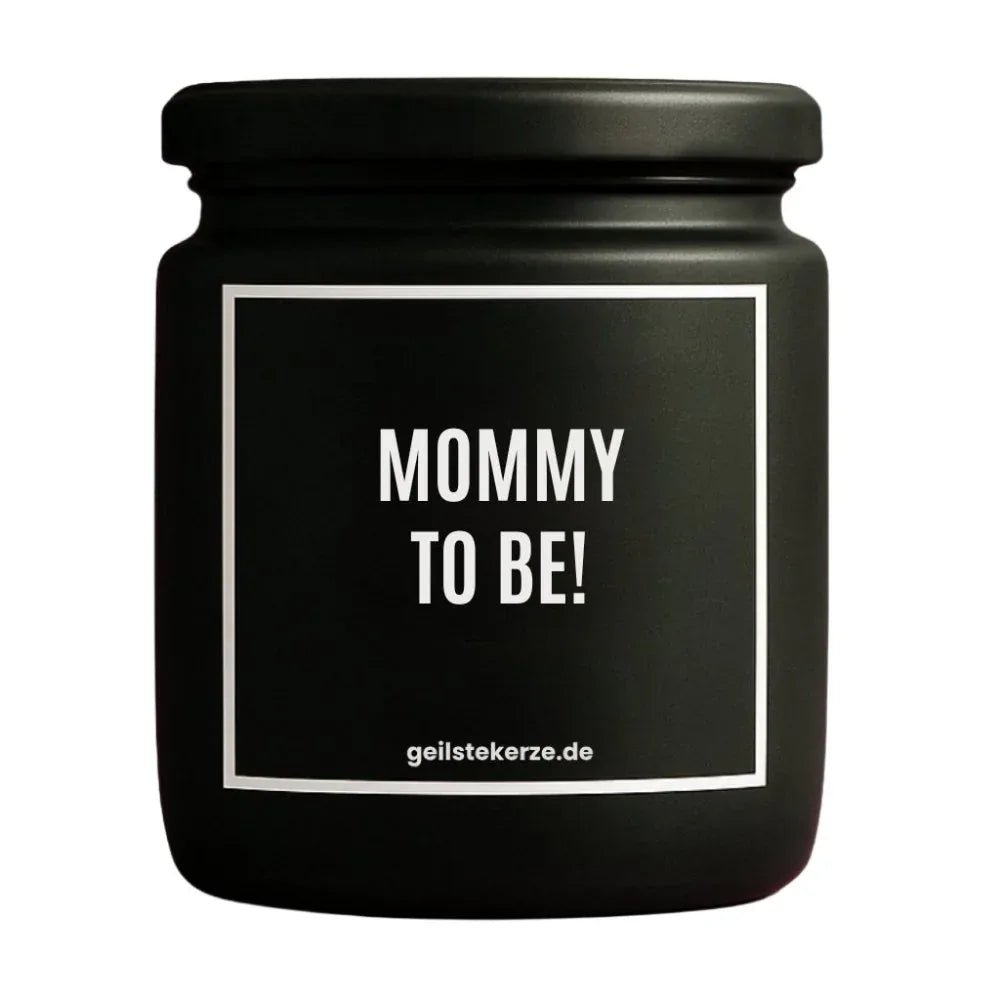 Duftkerze mit Spruch von geilstekerze ist der neue Geschenketrend. Diese witzige Kerze Vegane Bio-Kerze mit Spruch – MOMMY TO BE! brennt mega lange sagenhafte 80 Stunde, hochwertige ätherische Öle schaffen beste Duftverteilung. Mit 1400 lustigen Sprüchen perfekt zum Verschenken. Handgemacht in Deutschland von geilstekerze.de -Die beste Duftkerze die du kaufen kannst.