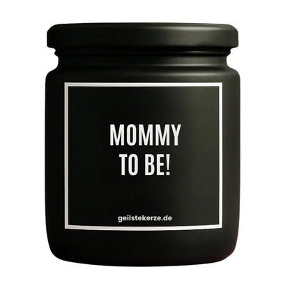 Duftkerze mit Spruch von geilstekerze ist der neue Geschenketrend. Diese witzige Kerze Vegane Bio-Kerze mit Spruch – MOMMY TO BE! brennt mega lange sagenhafte 80 Stunde, hochwertige ätherische Öle schaffen beste Duftverteilung. Mit 1400 lustigen Sprüchen perfekt zum Verschenken. Handgemacht in Deutschland von geilstekerze.de -Die beste Duftkerze die du kaufen kannst.