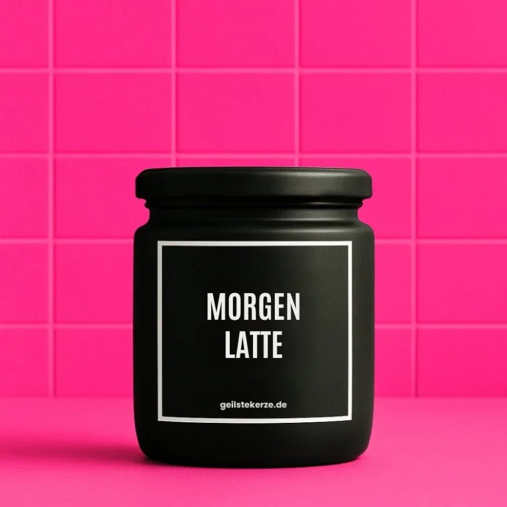 Duftkerze mit Spruch von geilstekerze ist der neue Geschenketrend. Diese witzige Kerze Vegane Bio-Kerze mit Spruch – MORGEN LATTE brennt mega lange sagenhafte 80 Stunde, hochwertige ätherische Öle schaffen beste Duftverteilung. Mit 1400 lustigen Sprüchen perfekt zum Verschenken. Handgemacht in Deutschland von geilstekerze.de -Die beste Duftkerze die du kaufen kannst.