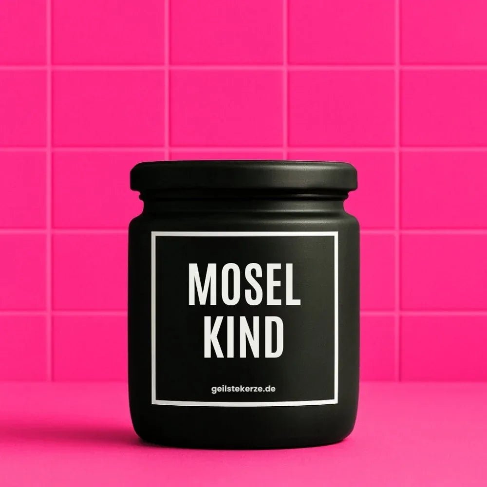 Duftkerze mit Spruch von geilstekerze ist der neue Geschenketrend. Diese witzige Kerze Vegane Bio-Kerze mit Spruch – MOSELKIND brennt mega lange sagenhafte 80 Stunde, hochwertige ätherische Öle schaffen beste Duftverteilung. Mit 1400 lustigen Sprüchen perfekt zum Verschenken. Handgemacht in Deutschland von geilstekerze.de -Die beste Duftkerze die du kaufen kannst.