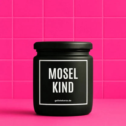 Duftkerze mit Spruch von geilstekerze ist der neue Geschenketrend. Diese witzige Kerze Vegane Bio-Kerze mit Spruch – MOSELKIND brennt mega lange sagenhafte 80 Stunde, hochwertige ätherische Öle schaffen beste Duftverteilung. Mit 1400 lustigen Sprüchen perfekt zum Verschenken. Handgemacht in Deutschland von geilstekerze.de -Die beste Duftkerze die du kaufen kannst.