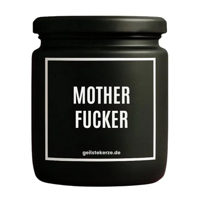 Duftkerze mit Spruch von geilstekerze ist der neue Geschenketrend. Diese witzige Kerze Vegane Bio-Kerze mit Spruch – MOTHERFUCKER brennt mega lange sagenhafte 80 Stunde, hochwertige ätherische Öle schaffen beste Duftverteilung. Mit 1400 lustigen Sprüchen perfekt zum Verschenken. Handgemacht in Deutschland von geilstekerze.de -Die beste Duftkerze die du kaufen kannst.