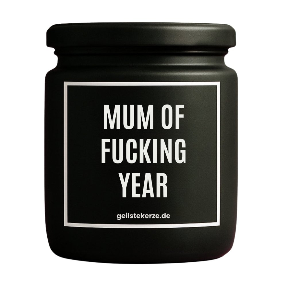 Duftkerze mit Spruch von geilstekerze ist der neue Geschenketrend. Diese witzige Kerze Vegane Bio-Kerze mit Spruch – MUM OF FUCKING YEAR brennt mega lange sagenhafte 80 Stunde, hochwertige ätherische Öle schaffen beste Duftverteilung. Mit 1400 lustigen Sprüchen perfekt zum Verschenken. Handgemacht in Deutschland von geilstekerze.de -Die beste Duftkerze die du kaufen kannst.