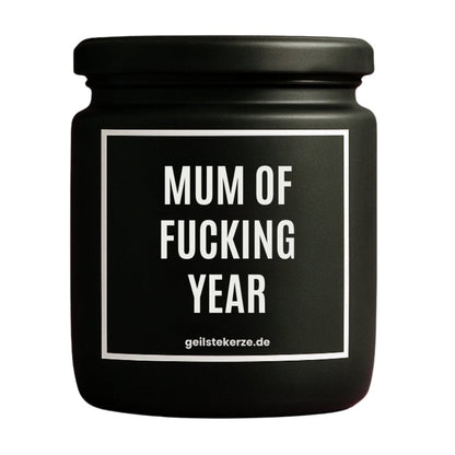 Duftkerze mit Spruch von geilstekerze ist der neue Geschenketrend. Diese witzige Kerze Vegane Bio-Kerze mit Spruch – MUM OF FUCKING YEAR brennt mega lange sagenhafte 80 Stunde, hochwertige ätherische Öle schaffen beste Duftverteilung. Mit 1400 lustigen Sprüchen perfekt zum Verschenken. Handgemacht in Deutschland von geilstekerze.de -Die beste Duftkerze die du kaufen kannst.