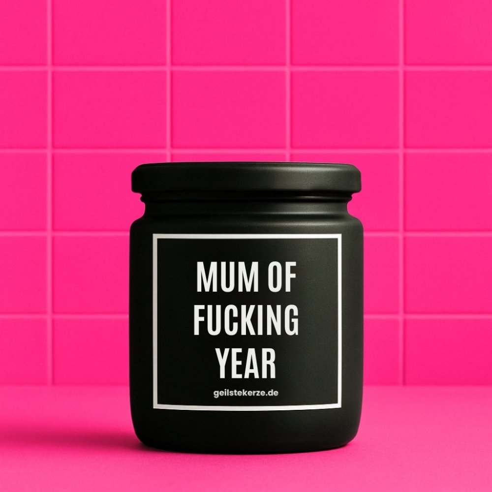 Duftkerze mit Spruch von geilstekerze ist der neue Geschenketrend. Diese witzige Kerze Vegane Bio-Kerze mit Spruch – MUM OF FUCKING YEAR brennt mega lange sagenhafte 80 Stunde, hochwertige ätherische Öle schaffen beste Duftverteilung. Mit 1400 lustigen Sprüchen perfekt zum Verschenken. Handgemacht in Deutschland von geilstekerze.de -Die beste Duftkerze die du kaufen kannst.