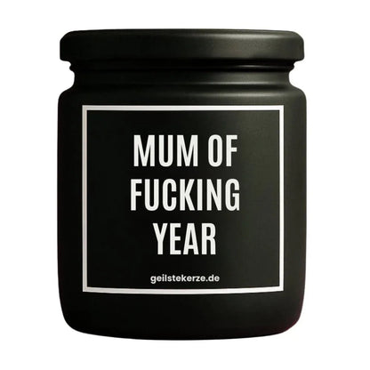 Duftkerze mit Spruch von geilstekerze ist der neue Geschenketrend. Diese witzige Kerze Vegane Bio-Kerze mit Spruch – MUM OF FUCKING YEAR brennt mega lange sagenhafte 80 Stunde, hochwertige ätherische Öle schaffen beste Duftverteilung. Mit 1400 lustigen Sprüchen perfekt zum Verschenken. Handgemacht in Deutschland von geilstekerze.de -Die beste Duftkerze die du kaufen kannst.