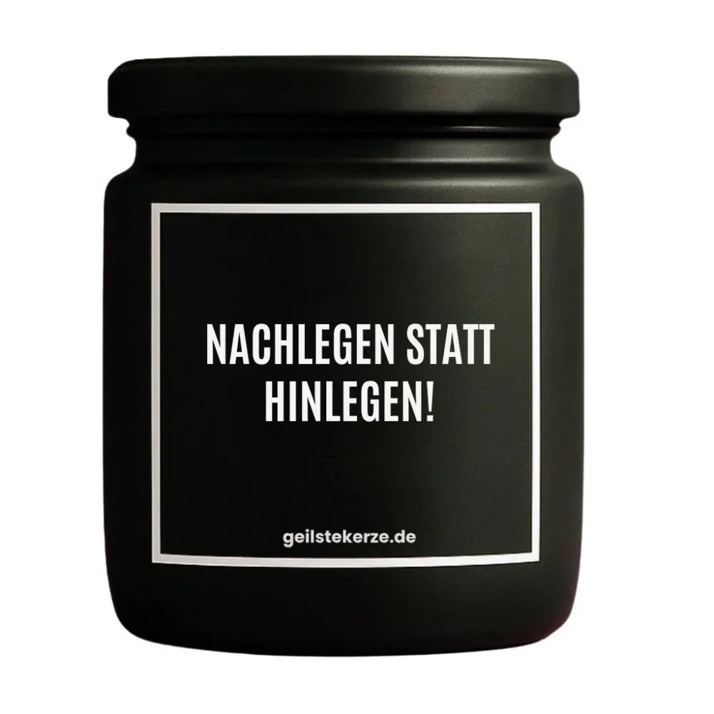Duftkerze mit Spruch von geilstekerze ist der neue Geschenketrend. Diese witzige Kerze Vegane Bio-Kerze mit Spruch – NACHLEGEN STATT HINLEGEN! brennt mega lange sagenhafte 80 Stunde, hochwertige ätherische Öle schaffen beste Duftverteilung. Mit 1400 lustigen Sprüchen perfekt zum Verschenken. Handgemacht in Deutschland von geilstekerze.de -Die beste Duftkerze die du kaufen kannst.