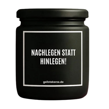 Duftkerze mit Spruch von geilstekerze ist der neue Geschenketrend. Diese witzige Kerze Vegane Bio-Kerze mit Spruch – NACHLEGEN STATT HINLEGEN! brennt mega lange sagenhafte 80 Stunde, hochwertige ätherische Öle schaffen beste Duftverteilung. Mit 1400 lustigen Sprüchen perfekt zum Verschenken. Handgemacht in Deutschland von geilstekerze.de -Die beste Duftkerze die du kaufen kannst.