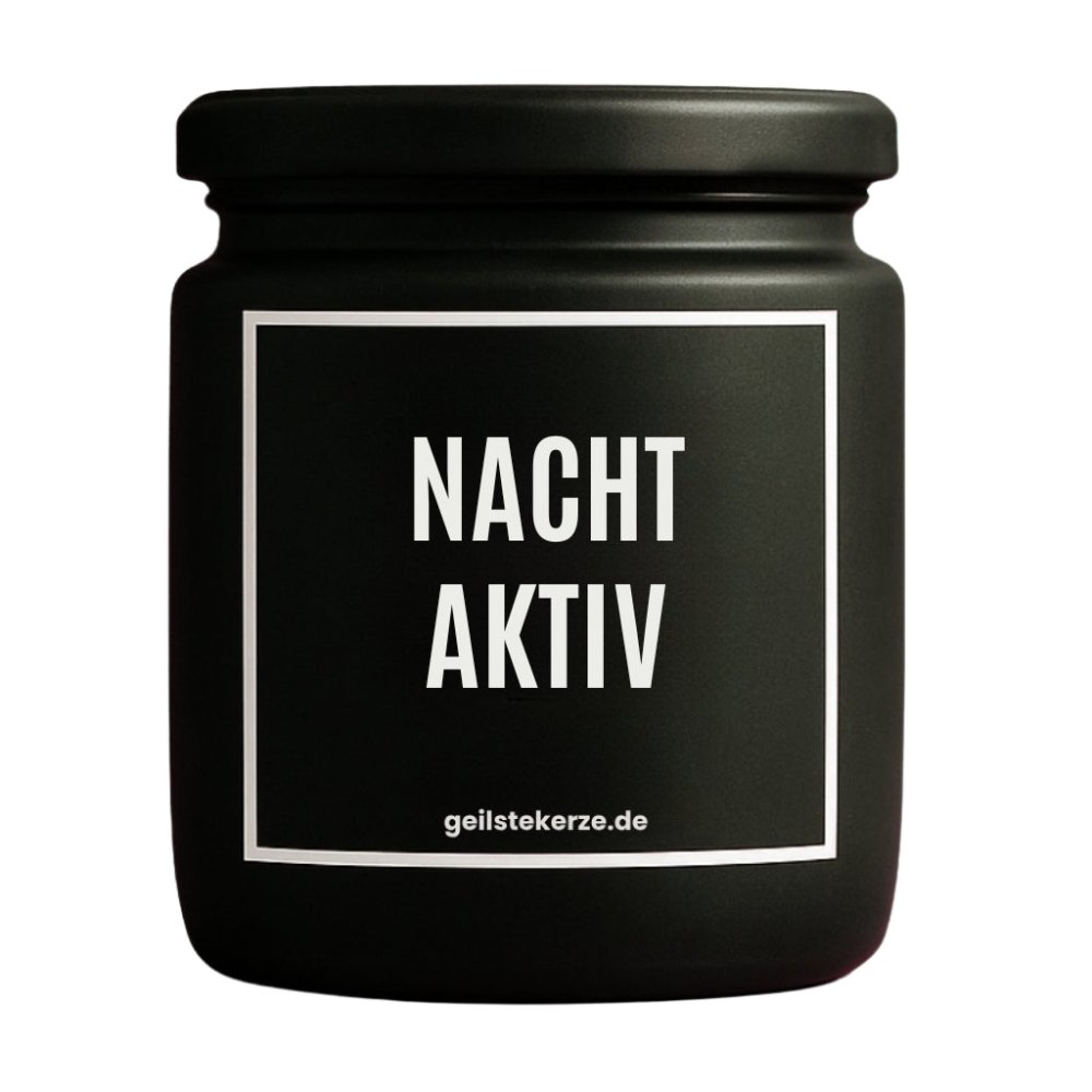 Duftkerze mit Spruch von geilstekerze ist der neue Geschenketrend. Diese witzige Kerze Vegane Bio-Kerze mit Spruch – NACHTAKTIV brennt mega lange sagenhafte 80 Stunde, hochwertige ätherische Öle schaffen beste Duftverteilung. Mit 1400 lustigen Sprüchen perfekt zum Verschenken. Handgemacht in Deutschland von geilstekerze.de -Die beste Duftkerze die du kaufen kannst.