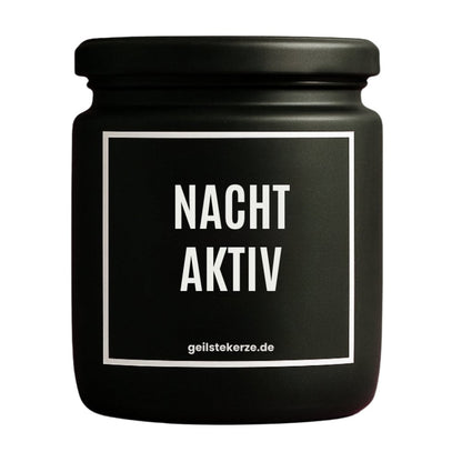 Duftkerze mit Spruch von geilstekerze ist der neue Geschenketrend. Diese witzige Kerze Vegane Bio-Kerze mit Spruch – NACHTAKTIV brennt mega lange sagenhafte 80 Stunde, hochwertige ätherische Öle schaffen beste Duftverteilung. Mit 1400 lustigen Sprüchen perfekt zum Verschenken. Handgemacht in Deutschland von geilstekerze.de -Die beste Duftkerze die du kaufen kannst.