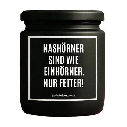 Duftkerze mit Spruch von geilstekerze ist der neue Geschenketrend. Diese witzige Kerze Vegane Bio-Kerze mit Spruch – NASHÖRNER SIND WIE EINHÖRNER. NUR FETTER! brennt mega lange sagenhafte 80 Stunde, hochwertige ätherische Öle schaffen beste Duftverteilung. Mit 1400 lustigen Sprüchen perfekt zum Verschenken. Handgemacht in Deutschland von geilstekerze.de -Die beste Duftkerze die du kaufen kannst.