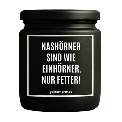 Duftkerze mit Spruch von geilstekerze ist der neue Geschenketrend. Diese witzige Kerze Vegane Bio-Kerze mit Spruch – NASHÖRNER SIND WIE EINHÖRNER. NUR FETTER! brennt mega lange sagenhafte 80 Stunde, hochwertige ätherische Öle schaffen beste Duftverteilung. Mit 1400 lustigen Sprüchen perfekt zum Verschenken. Handgemacht in Deutschland von geilstekerze.de -Die beste Duftkerze die du kaufen kannst.