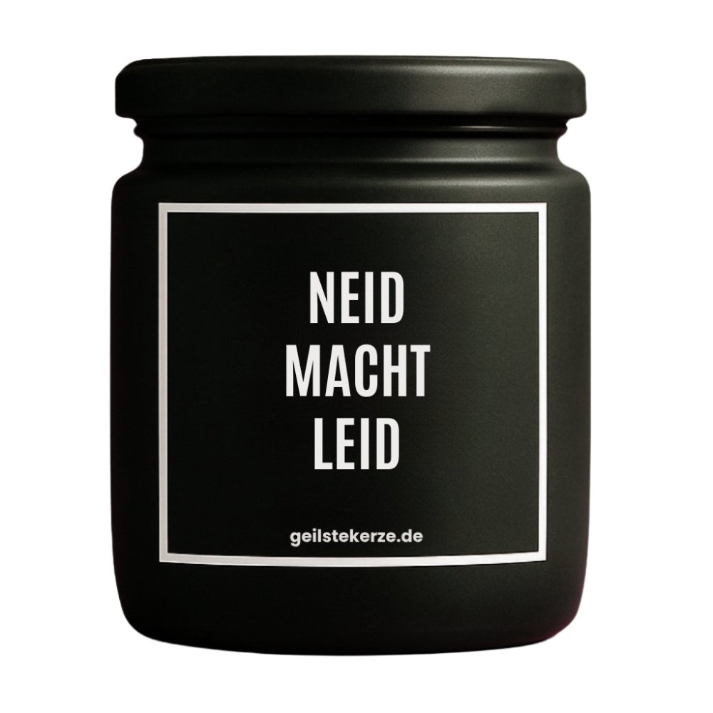 Duftkerze mit Spruch von geilstekerze ist der neue Geschenketrend. Diese witzige Kerze Vegane Bio-Kerze mit Spruch – NEID MACHT LEID brennt mega lange sagenhafte 80 Stunde, hochwertige ätherische Öle schaffen beste Duftverteilung. Mit 1400 lustigen Sprüchen perfekt zum Verschenken. Handgemacht in Deutschland von geilstekerze.de -Die beste Duftkerze die du kaufen kannst.