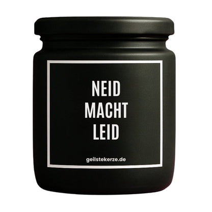 Duftkerze mit Spruch von geilstekerze ist der neue Geschenketrend. Diese witzige Kerze Vegane Bio-Kerze mit Spruch – NEID MACHT LEID brennt mega lange sagenhafte 80 Stunde, hochwertige ätherische Öle schaffen beste Duftverteilung. Mit 1400 lustigen Sprüchen perfekt zum Verschenken. Handgemacht in Deutschland von geilstekerze.de -Die beste Duftkerze die du kaufen kannst.