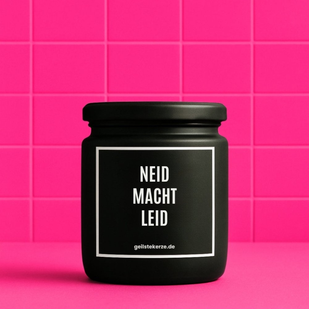 Duftkerze mit Spruch von geilstekerze ist der neue Geschenketrend. Diese witzige Kerze Vegane Bio-Kerze mit Spruch – NEID MACHT LEID brennt mega lange sagenhafte 80 Stunde, hochwertige ätherische Öle schaffen beste Duftverteilung. Mit 1400 lustigen Sprüchen perfekt zum Verschenken. Handgemacht in Deutschland von geilstekerze.de -Die beste Duftkerze die du kaufen kannst.
