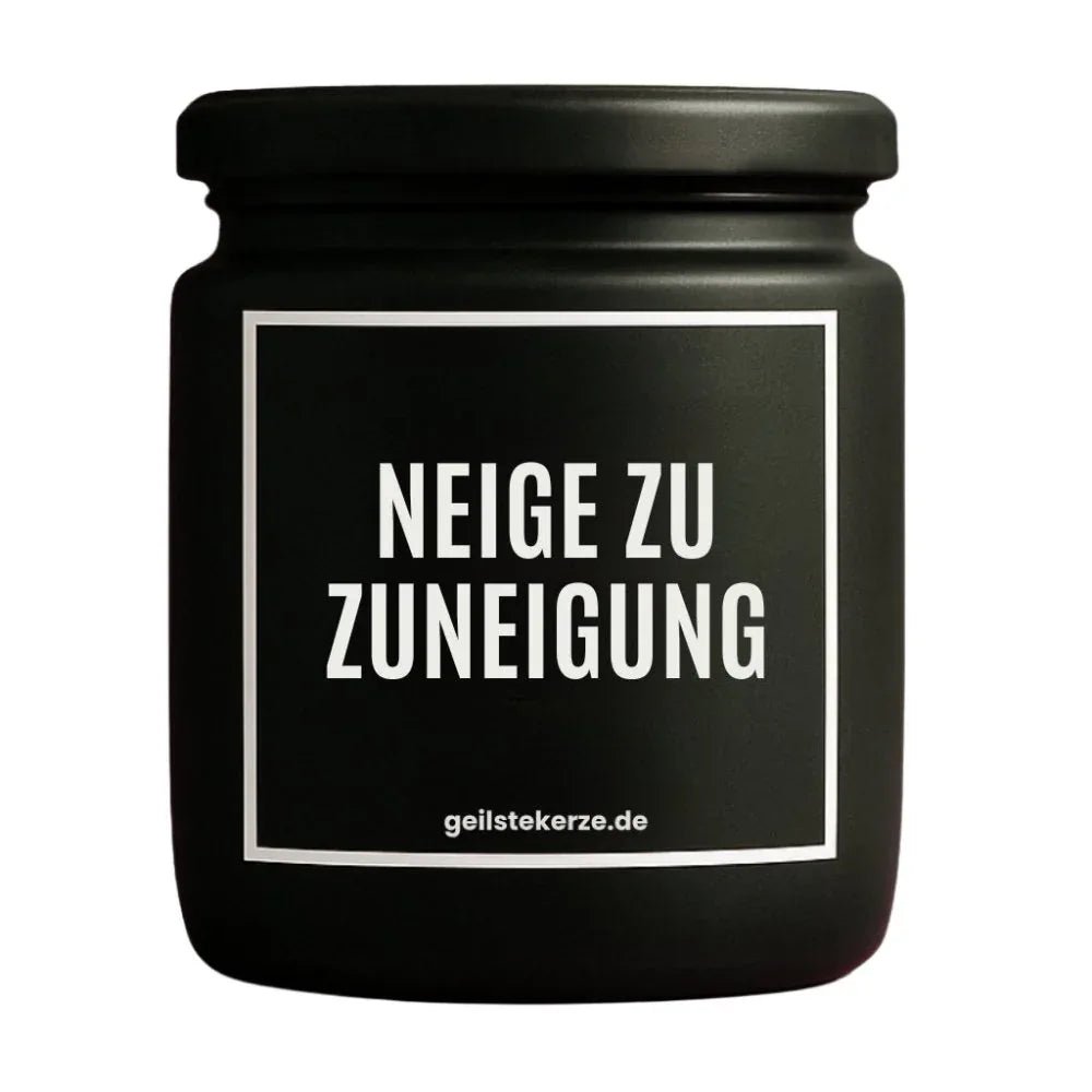 Duftkerze mit Spruch von geilstekerze ist der neue Geschenketrend. Diese witzige Kerze Vegane Bio-Kerze mit Spruch – NEIGE ZU ZUNEIGUNG brennt mega lange sagenhafte 80 Stunde, hochwertige ätherische Öle schaffen beste Duftverteilung. Mit 1400 lustigen Sprüchen perfekt zum Verschenken. Handgemacht in Deutschland von geilstekerze.de -Die beste Duftkerze die du kaufen kannst.