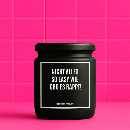 Duftkerze mit Spruch von geilstekerze ist der neue Geschenketrend. Diese witzige Kerze Vegane Bio-Kerze mit Spruch – NICHT ALLES SO EASY WIE CRO ES RAPPT! brennt mega lange sagenhafte 80 Stunde, hochwertige ätherische Öle schaffen beste Duftverteilung. Mit 1400 lustigen Sprüchen perfekt zum Verschenken. Handgemacht in Deutschland von geilstekerze.de -Die beste Duftkerze die du kaufen kannst.