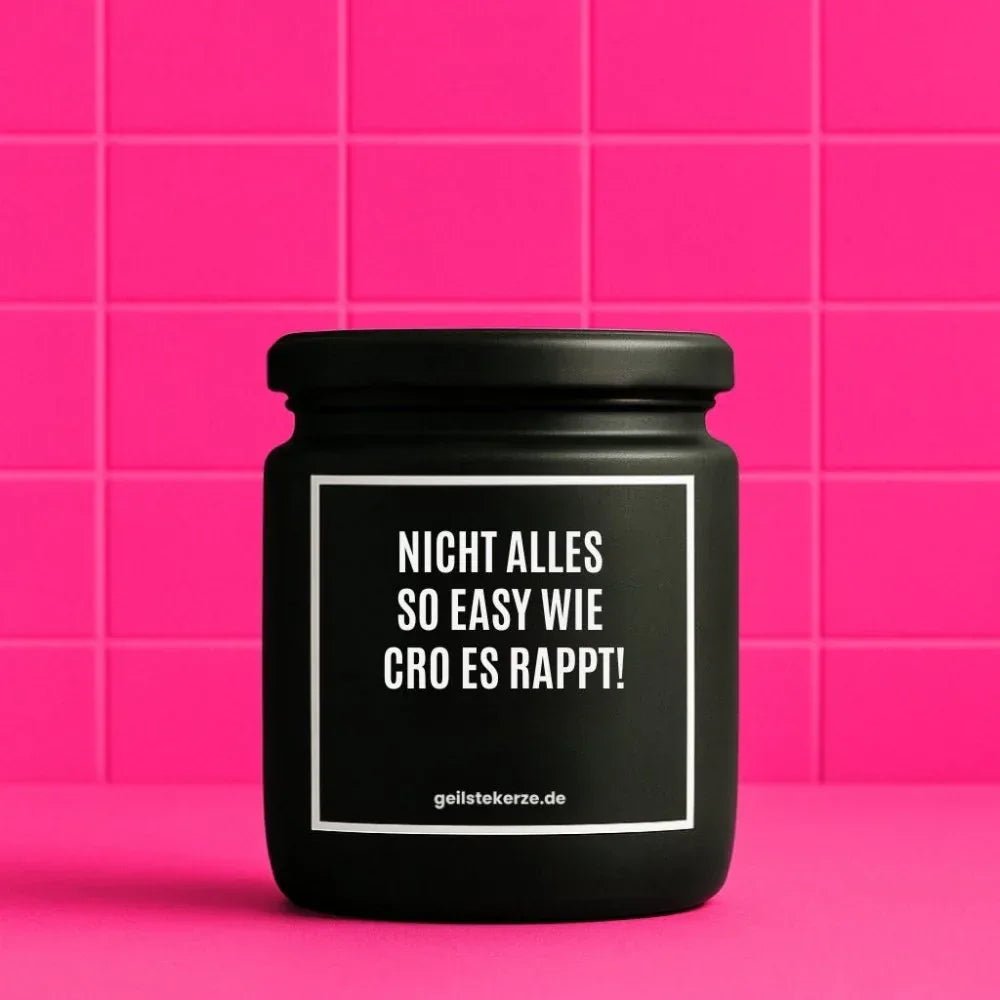 Duftkerze mit Spruch von geilstekerze ist der neue Geschenketrend. Diese witzige Kerze Vegane Bio-Kerze mit Spruch – NICHT ALLES SO EASY WIE CRO ES RAPPT! brennt mega lange sagenhafte 80 Stunde, hochwertige ätherische Öle schaffen beste Duftverteilung. Mit 1400 lustigen Sprüchen perfekt zum Verschenken. Handgemacht in Deutschland von geilstekerze.de -Die beste Duftkerze die du kaufen kannst.