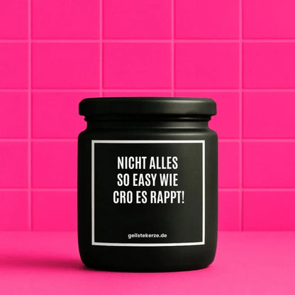 Duftkerze mit Spruch von geilstekerze ist der neue Geschenketrend. Diese witzige Kerze Vegane Bio-Kerze mit Spruch – NICHT ALLES SO EASY WIE CRO ES RAPPT! brennt mega lange sagenhafte 80 Stunde, hochwertige ätherische Öle schaffen beste Duftverteilung. Mit 1400 lustigen Sprüchen perfekt zum Verschenken. Handgemacht in Deutschland von geilstekerze.de -Die beste Duftkerze die du kaufen kannst.