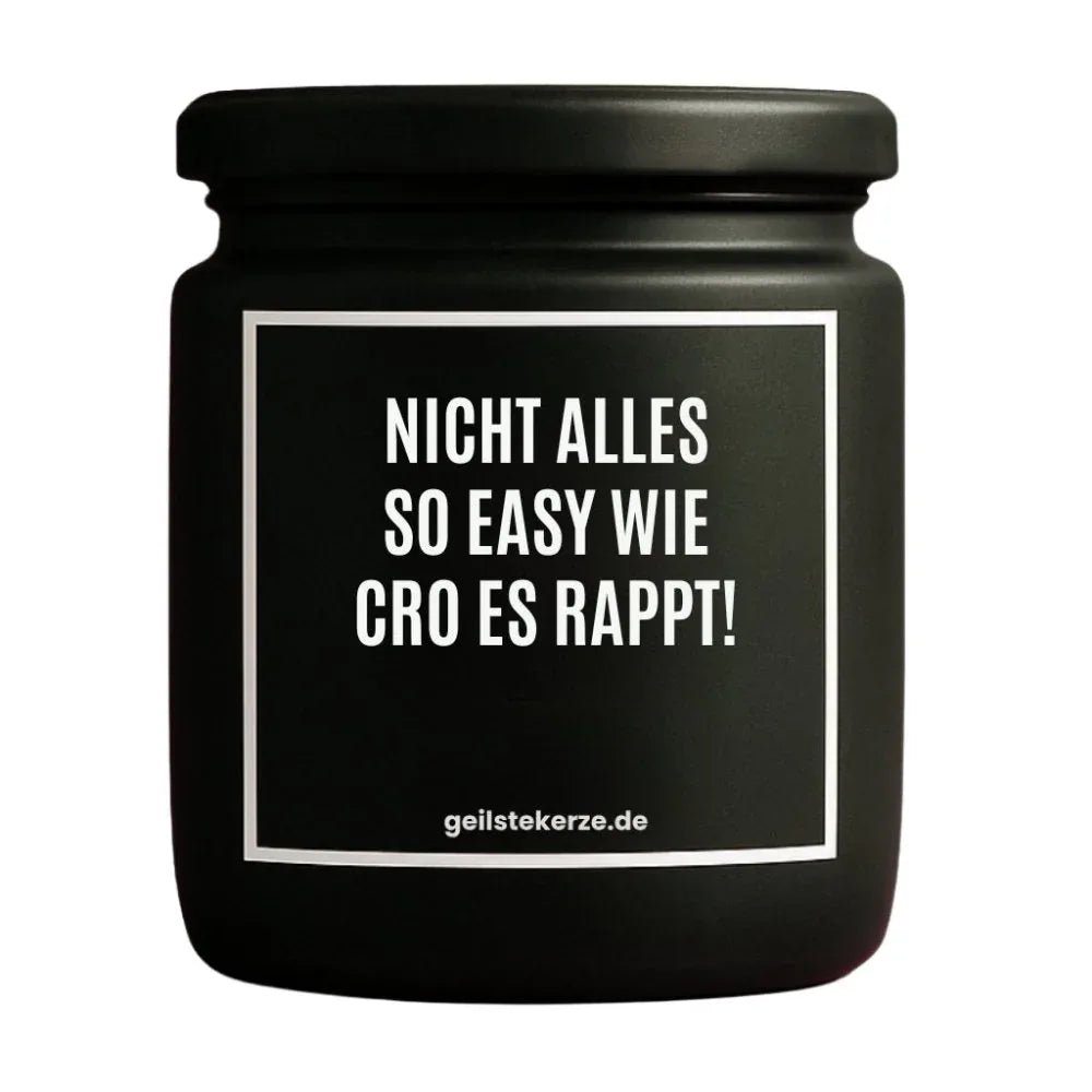 Duftkerze mit Spruch von geilstekerze ist der neue Geschenketrend. Diese witzige Kerze Vegane Bio-Kerze mit Spruch – NICHT ALLES SO EASY WIE CRO ES RAPPT! brennt mega lange sagenhafte 80 Stunde, hochwertige ätherische Öle schaffen beste Duftverteilung. Mit 1400 lustigen Sprüchen perfekt zum Verschenken. Handgemacht in Deutschland von geilstekerze.de -Die beste Duftkerze die du kaufen kannst.