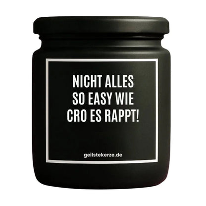 Duftkerze mit Spruch von geilstekerze ist der neue Geschenketrend. Diese witzige Kerze Vegane Bio-Kerze mit Spruch – NICHT ALLES SO EASY WIE CRO ES RAPPT! brennt mega lange sagenhafte 80 Stunde, hochwertige ätherische Öle schaffen beste Duftverteilung. Mit 1400 lustigen Sprüchen perfekt zum Verschenken. Handgemacht in Deutschland von geilstekerze.de -Die beste Duftkerze die du kaufen kannst.