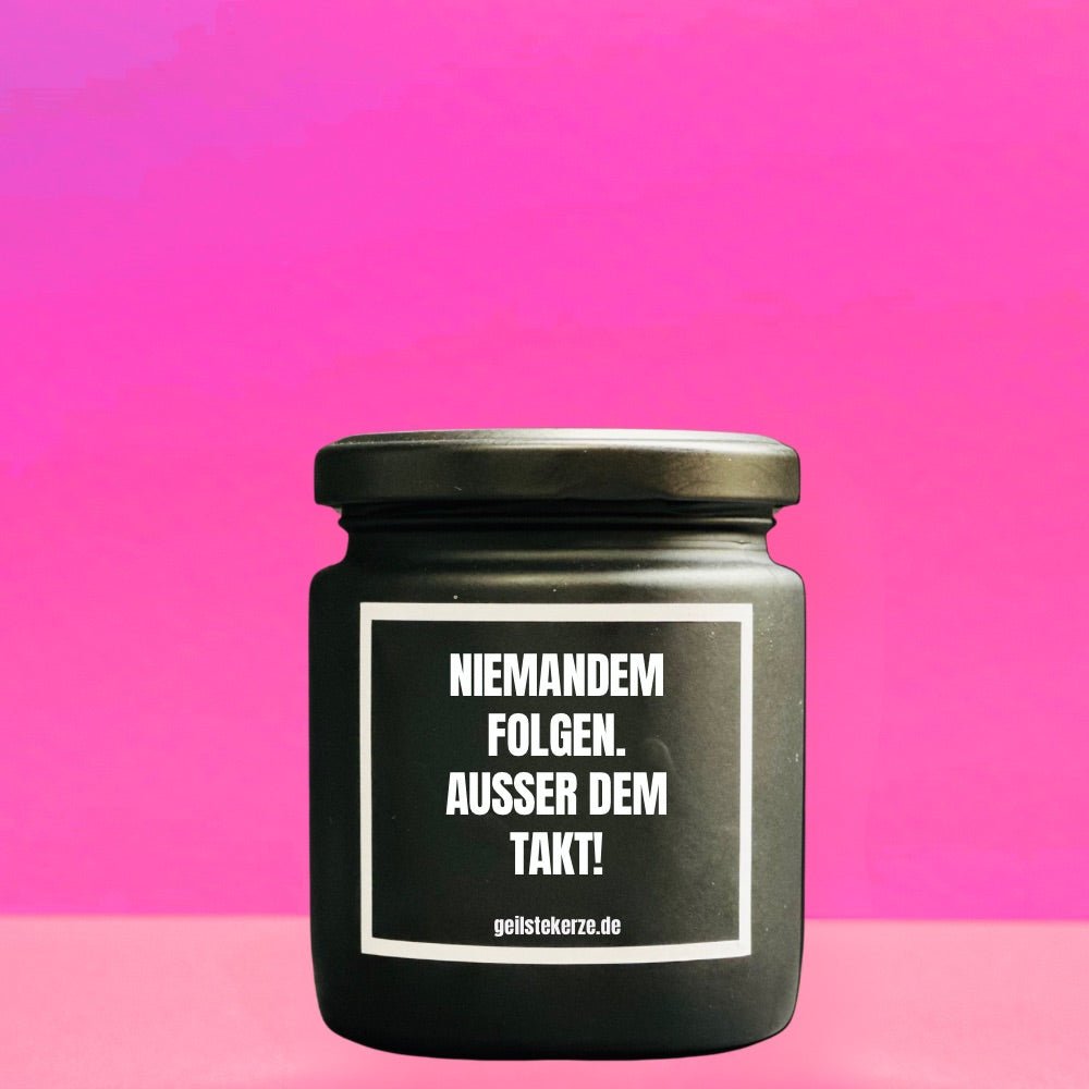 Duftkerze mit Spruch von geilstekerze ist der neue Geschenketrend. Diese witzige Kerze Vegane Bio-Kerze mit Spruch – NIEMANDEM FOLGEN. AUSSER DEM TAKT brennt mega lange sagenhafte 80 Stunde, hochwertige ätherische Öle schaffen beste Duftverteilung. Mit 1400 lustigen Sprüchen perfekt zum Verschenken. Handgemacht in Deutschland von geilstekerze.de -Die beste Duftkerze die du kaufen kannst.
