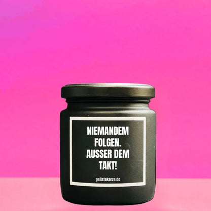 Duftkerze mit Spruch von geilstekerze ist der neue Geschenketrend. Diese witzige Kerze Vegane Bio-Kerze mit Spruch – NIEMANDEM FOLGEN. AUSSER DEM TAKT brennt mega lange sagenhafte 80 Stunde, hochwertige ätherische Öle schaffen beste Duftverteilung. Mit 1400 lustigen Sprüchen perfekt zum Verschenken. Handgemacht in Deutschland von geilstekerze.de -Die beste Duftkerze die du kaufen kannst.