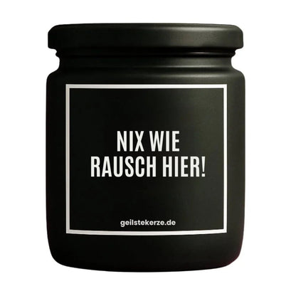 Duftkerze mit Spruch von geilstekerze ist der neue Geschenketrend. Diese witzige Kerze Vegane Bio-Kerze mit Spruch – NIX WIE RAUSCH HIER brennt mega lange sagenhafte 80 Stunde, hochwertige ätherische Öle schaffen beste Duftverteilung. Mit 1400 lustigen Sprüchen perfekt zum Verschenken. Handgemacht in Deutschland von geilstekerze.de -Die beste Duftkerze die du kaufen kannst.