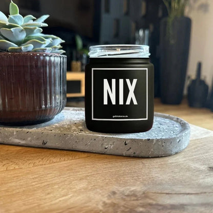 Duftkerze mit Spruch von geilstekerze ist der neue Geschenketrend. Diese witzige Kerze Vegane Bio-Kerze mit Spruch – NIX brennt mega lange sagenhafte 80 Stunde, hochwertige ätherische Öle schaffen beste Duftverteilung. Mit 1400 lustigen Sprüchen perfekt zum Verschenken. Handgemacht in Deutschland von geilstekerze.de -Die beste Duftkerze die du kaufen kannst.