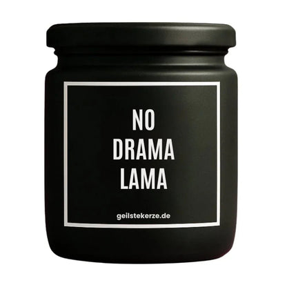 Duftkerze mit Spruch von geilstekerze ist der neue Geschenketrend. Diese witzige Kerze Vegane Bio-Kerze mit Spruch – NO DRAMA LAMA brennt mega lange sagenhafte 80 Stunde, hochwertige ätherische Öle schaffen beste Duftverteilung. Mit 1400 lustigen Sprüchen perfekt zum Verschenken. Handgemacht in Deutschland von geilstekerze.de -Die beste Duftkerze die du kaufen kannst.