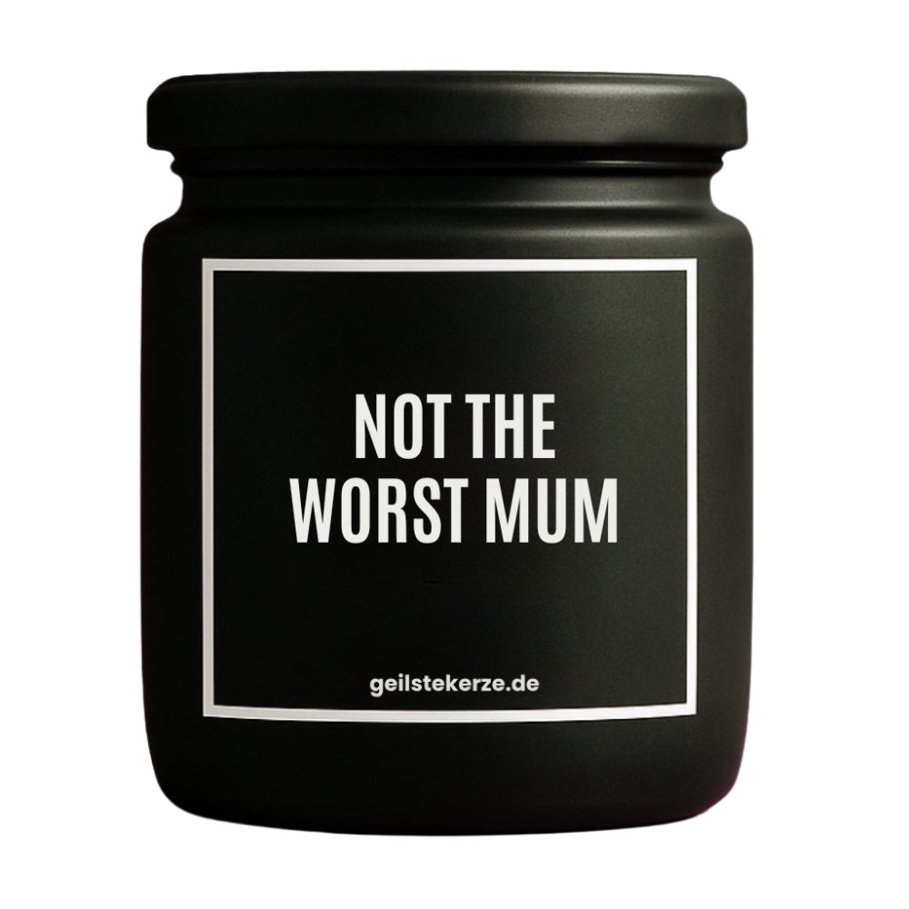 Duftkerze mit Spruch von geilstekerze ist der neue Geschenketrend. Diese witzige Kerze Vegane Bio-Kerze mit Spruch – NOT THE WORST MUM brennt mega lange sagenhafte 80 Stunde, hochwertige ätherische Öle schaffen beste Duftverteilung. Mit 1400 lustigen Sprüchen perfekt zum Verschenken. Handgemacht in Deutschland von geilstekerze.de -Die beste Duftkerze die du kaufen kannst.