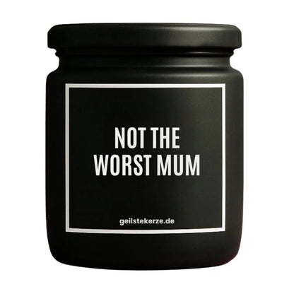 Duftkerze mit Spruch von geilstekerze ist der neue Geschenketrend. Diese witzige Kerze Vegane Bio-Kerze mit Spruch – NOT THE WORST MUM brennt mega lange sagenhafte 80 Stunde, hochwertige ätherische Öle schaffen beste Duftverteilung. Mit 1400 lustigen Sprüchen perfekt zum Verschenken. Handgemacht in Deutschland von geilstekerze.de -Die beste Duftkerze die du kaufen kannst.
