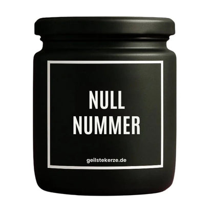 Duftkerze mit Spruch von geilstekerze ist der neue Geschenketrend. Diese witzige Kerze Vegane Bio-Kerze mit Spruch – NULLNUMMER brennt mega lange sagenhafte 80 Stunde, hochwertige ätherische Öle schaffen beste Duftverteilung. Mit 1400 lustigen Sprüchen perfekt zum Verschenken. Handgemacht in Deutschland von geilstekerze.de -Die beste Duftkerze die du kaufen kannst.