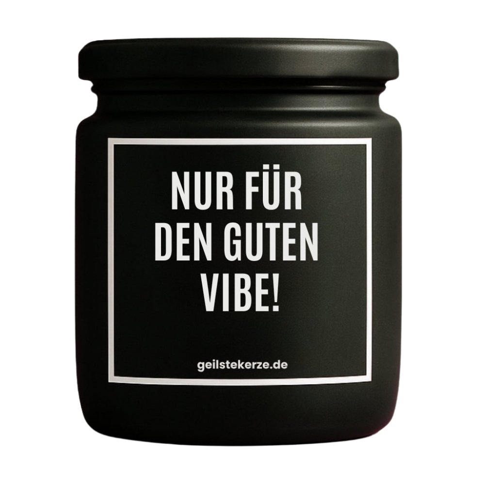 Duftkerze mit Spruch von geilstekerze ist der neue Geschenketrend. Diese witzige Kerze Vegane Bio-Kerze mit Spruch – NUR FÜR DEN GUTEN VIBE brennt mega lange sagenhafte 80 Stunde, hochwertige ätherische Öle schaffen beste Duftverteilung. Mit 1400 lustigen Sprüchen perfekt zum Verschenken. Handgemacht in Deutschland von geilstekerze.de -Die beste Duftkerze die du kaufen kannst.