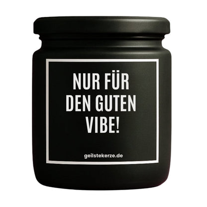 Duftkerze mit Spruch von geilstekerze ist der neue Geschenketrend. Diese witzige Kerze Vegane Bio-Kerze mit Spruch – NUR FÜR DEN GUTEN VIBE brennt mega lange sagenhafte 80 Stunde, hochwertige ätherische Öle schaffen beste Duftverteilung. Mit 1400 lustigen Sprüchen perfekt zum Verschenken. Handgemacht in Deutschland von geilstekerze.de -Die beste Duftkerze die du kaufen kannst.