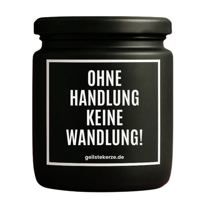 Duftkerze mit Spruch von geilstekerze ist der neue Geschenketrend. Diese witzige Kerze Vegane Bio-Kerze mit Spruch – OHNE HANDLUNG KEINE WANDLUNG! brennt mega lange sagenhafte 80 Stunde, hochwertige ätherische Öle schaffen beste Duftverteilung. Mit 1400 lustigen Sprüchen perfekt zum Verschenken. Handgemacht in Deutschland von geilstekerze.de -Die beste Duftkerze die du kaufen kannst.