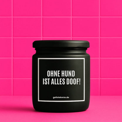 Duftkerze mit Spruch von geilstekerze ist der neue Geschenketrend. Diese witzige Kerze Vegane Bio-Kerze mit Spruch – OHNE HUND IST ALLES DOOF! brennt mega lange sagenhafte 80 Stunde, hochwertige ätherische Öle schaffen beste Duftverteilung. Mit 1400 lustigen Sprüchen perfekt zum Verschenken. Handgemacht in Deutschland von geilstekerze.de -Die beste Duftkerze die du kaufen kannst.