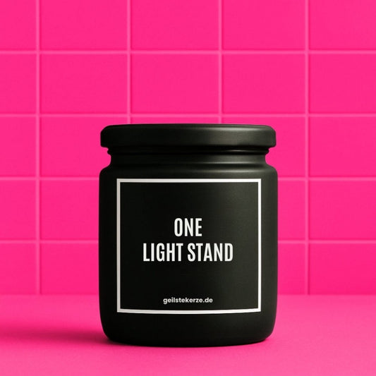 Duftkerze mit Spruch von geilstekerze ist der neue Geschenketrend. Diese witzige Kerze Vegane Bio-Kerze mit Spruch – ONE LIGHT STAND brennt mega lange sagenhafte 80 Stunde, hochwertige ätherische Öle schaffen beste Duftverteilung. Mit 1400 lustigen Sprüchen perfekt zum Verschenken. Handgemacht in Deutschland von geilstekerze.de -Die beste Duftkerze die du kaufen kannst.