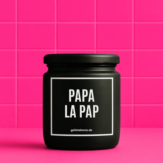 Duftkerze mit Spruch von geilstekerze ist der neue Geschenketrend. Diese witzige Kerze Vegane Bio-Kerze mit Spruch – PAPA LA PAP brennt mega lange sagenhafte 80 Stunde, hochwertige ätherische Öle schaffen beste Duftverteilung. Mit 1400 lustigen Sprüchen perfekt zum Verschenken. Handgemacht in Deutschland von geilstekerze.de -Die beste Duftkerze die du kaufen kannst.